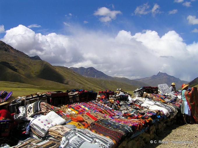 Étal à la frontière Puno-Cuzco, la Raya, El Condor Andino -Pérou