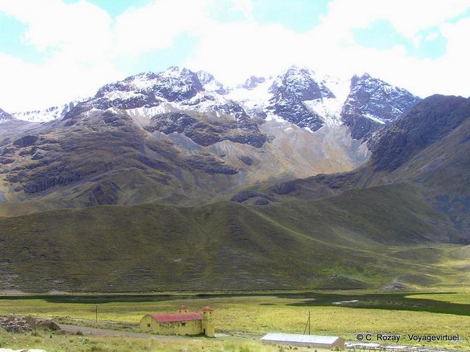 Humilité andine, église au pied des Andes, Abra La Raya -Pérou