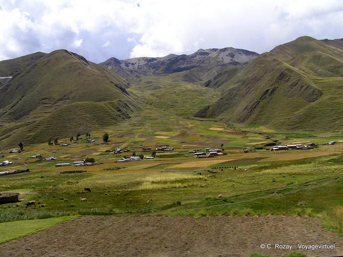Vallée verte dans les Andes, paysage de la province de Canchis -Pérou