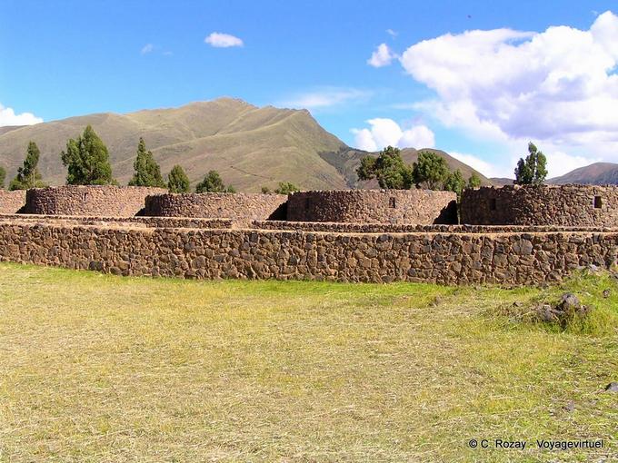 Les Qolqas, lieux de stockage des denrées alimentaires, Raqchi, Wiracocha temple -Pérou
