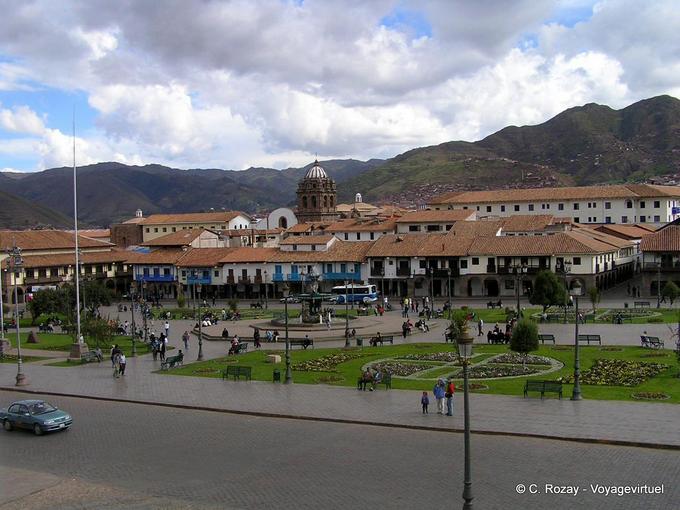 Plaza de Armas vue depuis les escaliers de la cathédrale de Cusco -Pérou