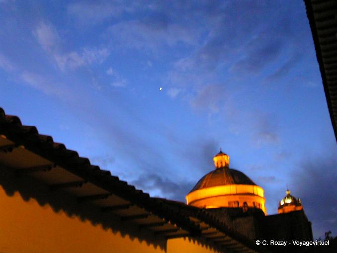 Cusco by night, coupole depuis rue Loreto -Pérou
