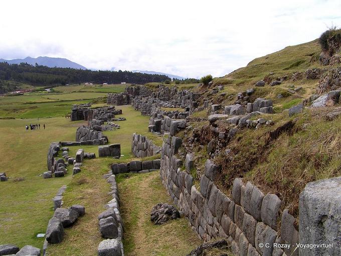 Petitesse de l'homme, forteresse inca de Saqsaywaman -Pérou