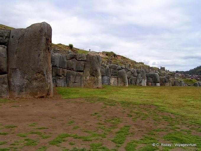 Remparts en zig-zag de blocs monolithiques encastrés, Saqsaywaman (XVe) -Pérou