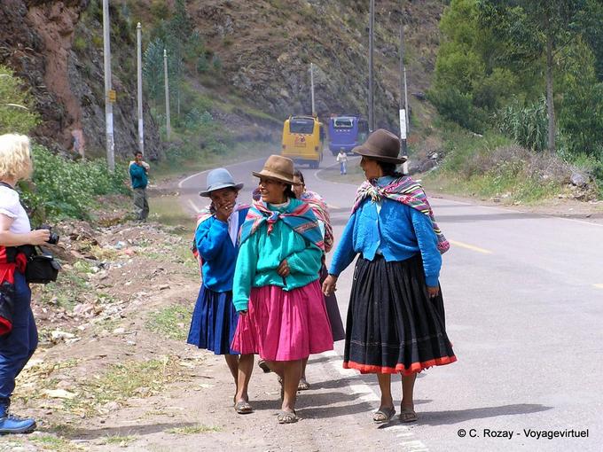 Cholitas en pollera et ahuayo, tenue traditionnelle des femmes, Pisac -Pérou