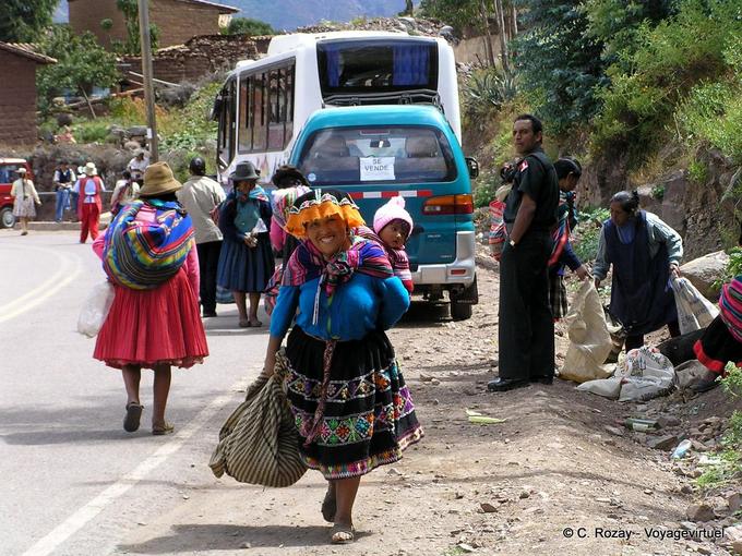 Coiffe péruvienne et jupons, vie quotidienne à Pisac -Pérou