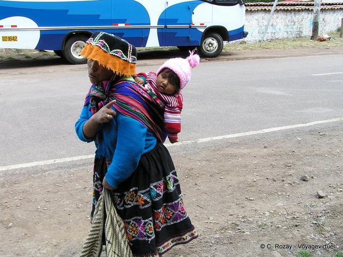 L’appartenance ethnique est reconnaissable gràce au chapeau porté, Pisac -Pérou