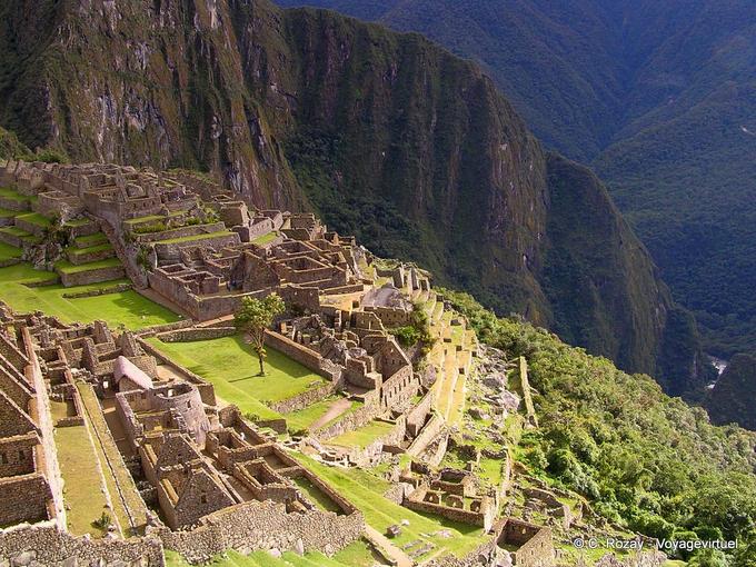Machu Picchu, temples et maisons surplombant la vallée de l'Urubamba -Pérou
