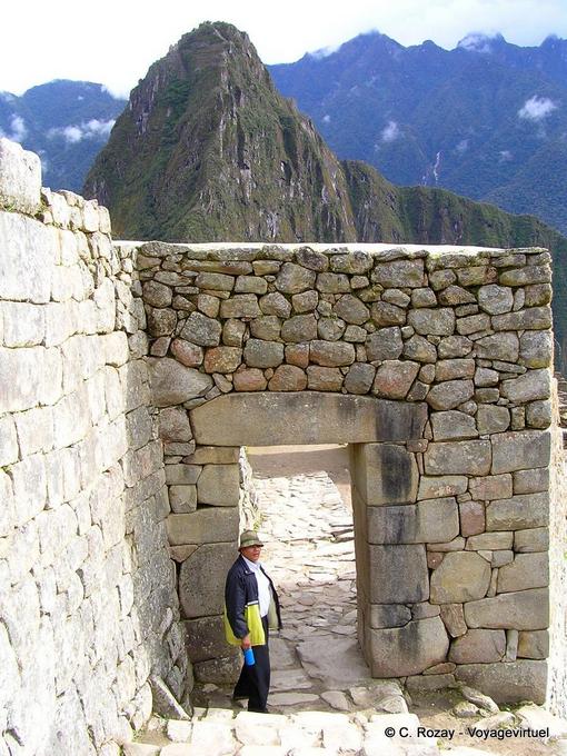 Entrée fortifiée vers la zone urbain, Machu Picchu -Pérou