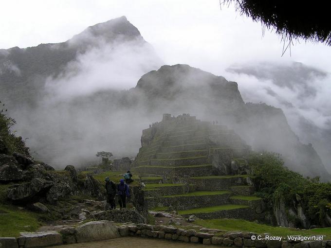 Le Machu Picchu dans les nuages -Pérou