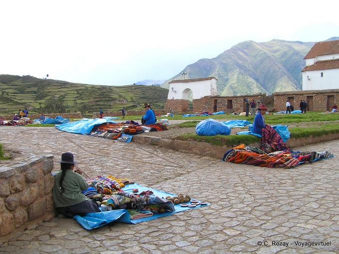 Tisserands attendant les touristes sous la pluie, Chinchero -Pérou