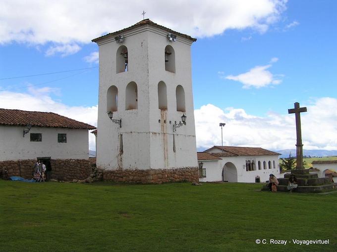 Clocher et croix isolés de l'Iglesia Colonial de Chinchero -Pérou