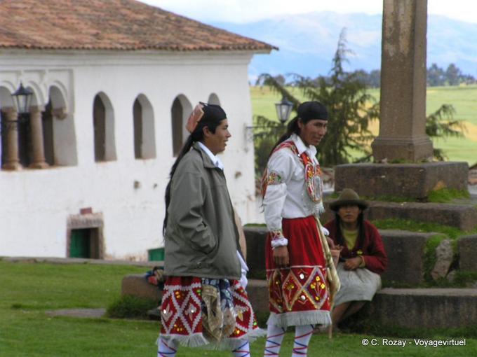 Costumes et nattes typiques, Chinchero -Pérou