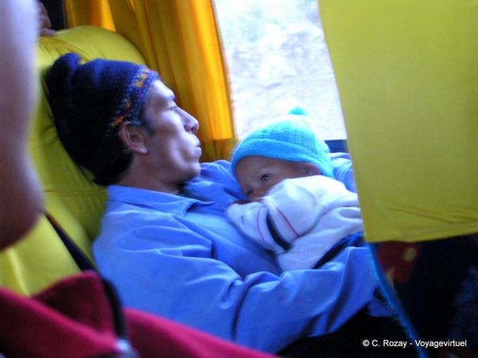 Tendresse de père dans le bus entre Andahuaylas et Ayacucho -Pérou