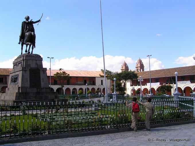 Statue équestre de Francisco Pizarro, Plaza Sucre, Ayacucho -Pérou