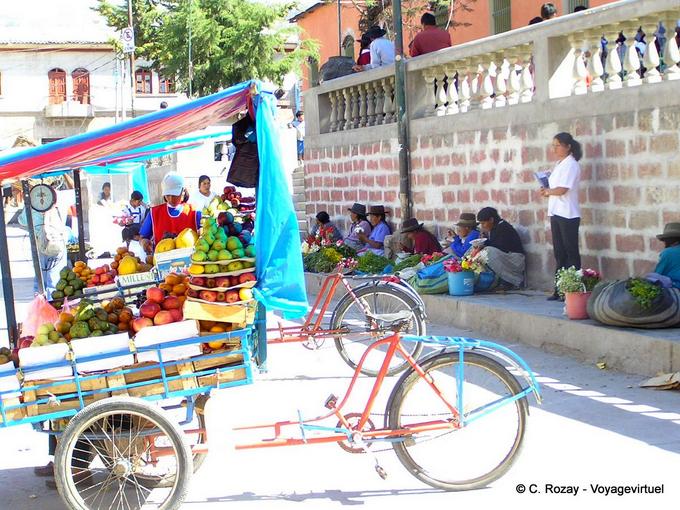 Tricycles et marché de fruits vers Templo de San Francisco de Asís, Ayacucho -Pérou