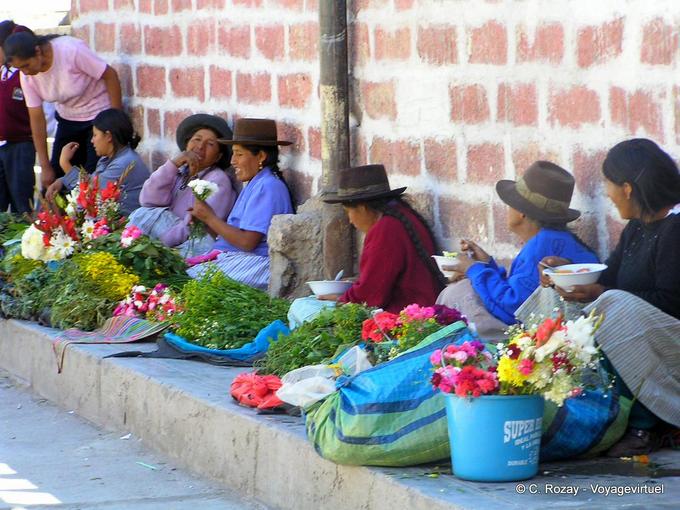 Petit marché sur trottoir et chapeaux typiques, Ayacucho -Pérou