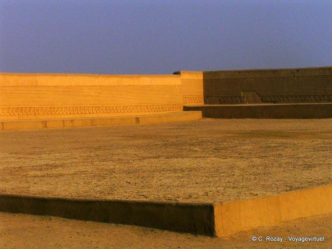 Ombres et lumière sur une citadelle de Chan Chan, capitale Chimu -Pérou