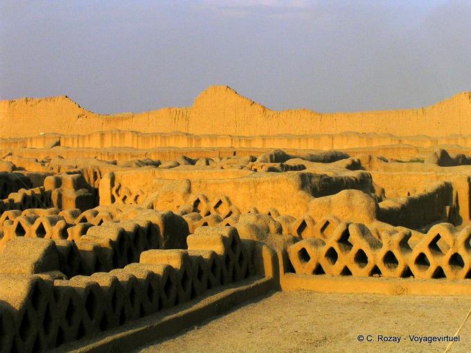 Motifs décoratifs en combinations géométriques, Palais Tschudi, Chan Chan -Pérou