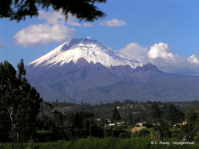 Le Cotopaxi, volcan qui culmine à 5 897 mètres d'altitude -Équateur