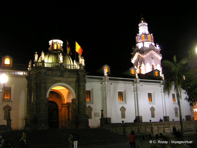 La Cathédrale Métropolitaine de Quito vue de nuit -Équateur