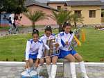 Jeunes majorettes et leurs instruments de musique, Otavalo, Équateur.
