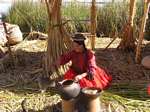 Partage avec la basse-cour en costume traditionnel, Titicaca, Pérou.