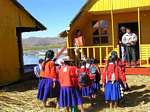 Nattes en rang devant l'école, Titicaca lake, Pérou.
