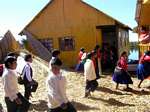 Jeunes indiens Aymaras rentrant à l'école, lac Titicaca, Pérou.