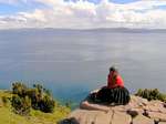 Méditation féminine à 4 050 mètres d'altitude, Île Taquile, Titicaca, Pérou.