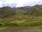 Vallée verte dans les Andes, paysage de la province de Canchis, Pérou.