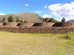 Les Qolqas, lieux de stockage des denrées alimentaires, Raqchi, Wiracocha temple, Pérou.
