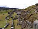 Petitesse de l'homme, forteresse inca de Saqsaywaman, Pérou.