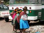 Descendantes des incas devant le bus, Pisac, Pérou.