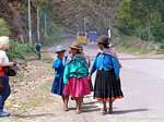 Cholitas en pollera et ahuayo, tenue traditionnelle des femmes, Pisac, Pérou.