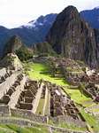 Vue panoramique ensoleillée sur le site de Machu Picchu, Pérou.