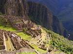 Machu Picchu, temples et maisons surplombant la vallée de l'Urubamba, Pérou.