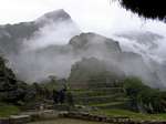 Le Machu Picchu dans les nuages, Pérou.