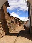 Ruelle typique de Chinchero, accès vers la vallée sacrée, Pérou.