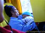 Tendresse de père dans le bus entre Andahuaylas et Ayacucho, Pérou.
