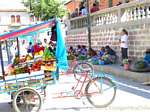 Tricycles et marché de fruits vers Templo de San Francisco de Asís, Ayacucho, Pérou.