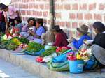 Petit marché sur trottoir et chapeaux typiques, Ayacucho, Pérou.