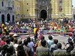 Danse traditionnelle sur le parvis de Saint-François-d'Assise, Lima, Pérou.