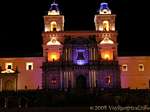 Éclairage nocturne de l'église San Francisco, Quito, Équateur.