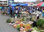 Marché sur la place des ponchos, Otavalo, Équateur.