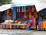 Fabuleuses couleurs des tissus artisanaux, Otavalo, Équateur.