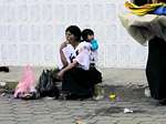 Maman et sa fille sur le trottoir suçant une glace, Otavalo, Équateur.