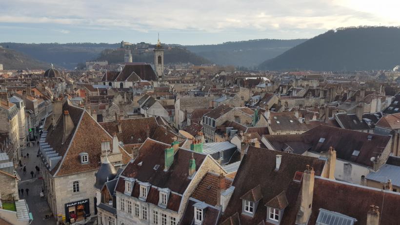 Vue sur les toits de Besançon 
Le centre ville de Besançon et la citadelle en fond de la boucle. Photo depuis la grande roue installée place de la Révolution.
Mots-clés: Besançon