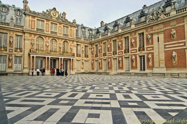 Cour du château de Versailles
Retrouvez toutes les [url=http://www.voyagevirtuel.info/chateau-versailles.php]photos du château de Versailles en cliquant ici[/url]
Mots-clés: Versailles château