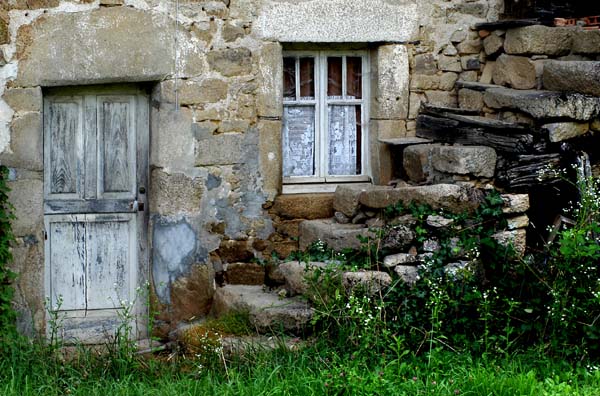 Le petit coin
Maison du limousin, La Jonchère
Nikon D100
Mots-clés: escalier pierres maison La-Jonchère Limousin